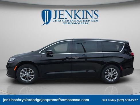 New 2026 Chrysler Pacifica Limited w/ Trailer Tow Group image 3