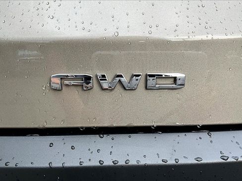 Used 2022 GMC Acadia SLT w/ Technology Package image 9