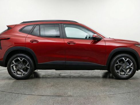 Used 2025 Chevrolet Trax LT w/ LT Convenience Package FWD image 11