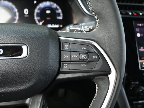 Used 2025 Jeep Grand Cherokee Laredo X w/ Luxury Tech Group I RWD image 17