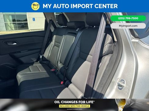 Used 2025 Nissan Rogue SV w/ SV Premium Package AWD/4WD image 24