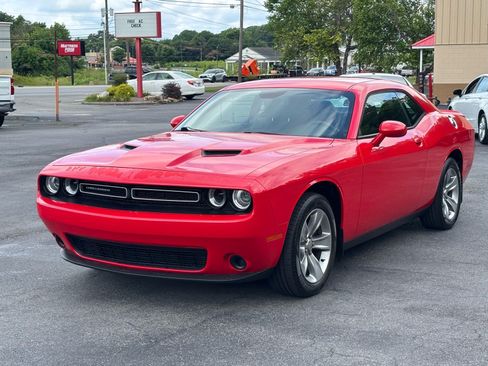 Used 2018 Dodge Challenger SXT RWD image 2