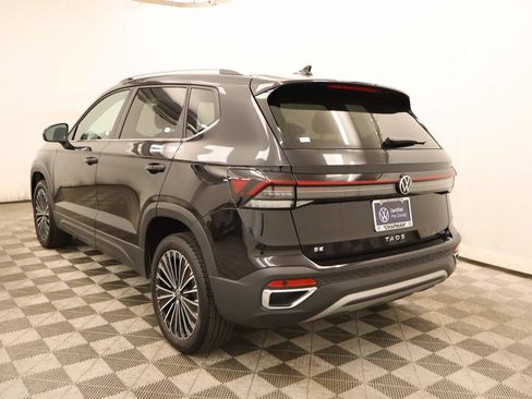 Used 2025 Volkswagen Taos SE w/ Panoramic Sunroof Package image 4
