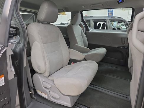 Used 2015 Toyota Sienna L image 9