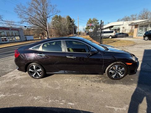 Used 2018 Honda Civic Touring image 4