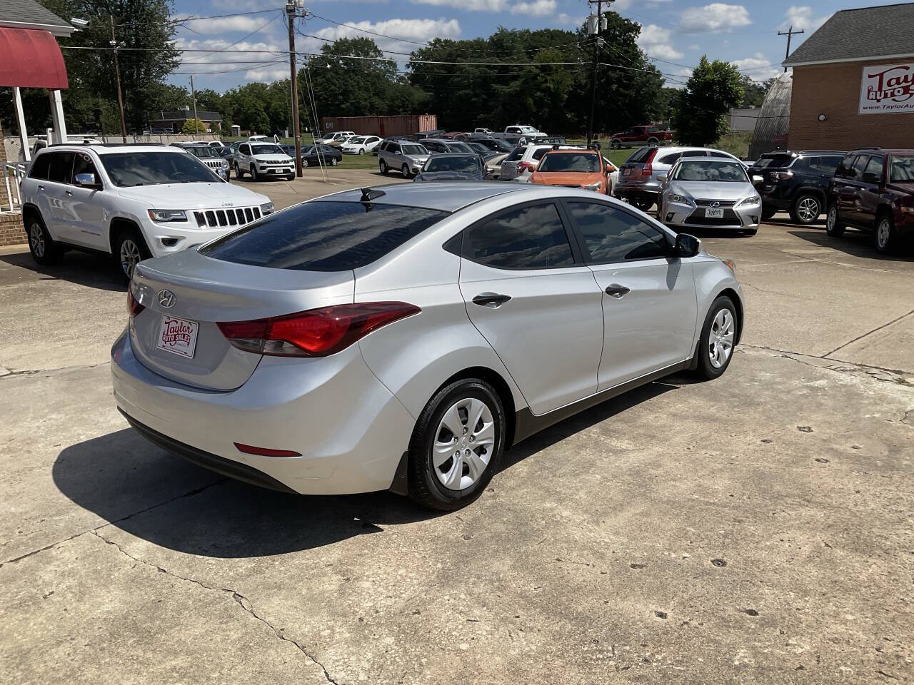 Used 2016 Hyundai Elantra SE FWD image 3