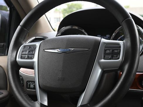 Used 2014 Chrysler Town & Country Touring FWD image 28