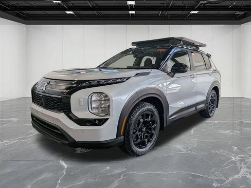 Used 2025 Mitsubishi Outlander SE image 1