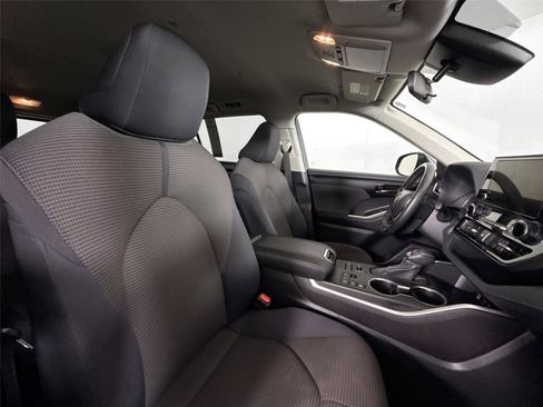 Certified 2024 Toyota Highlander LE AWD/4WD image 39