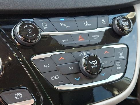 Used 2023 Chrysler Pacifica Touring-L FWD image 18