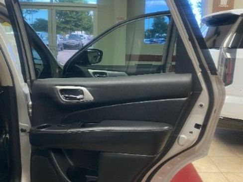 Used 2019 Nissan Pathfinder SL AWD/4WD image 10