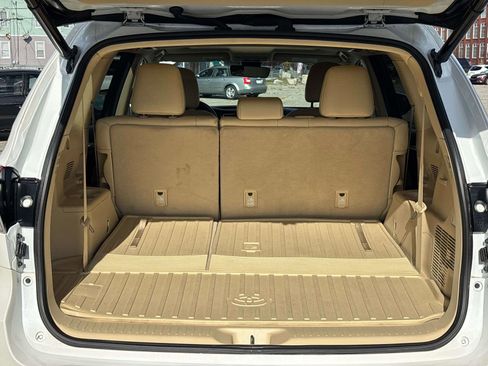 Used 2019 Toyota Highlander XLE image 16