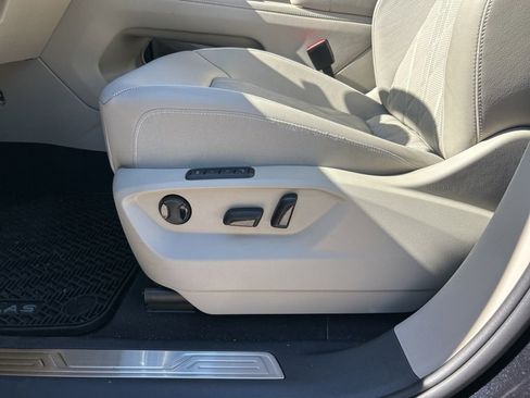 Used 2025 Volkswagen Atlas SEL Premium R-Line image 16