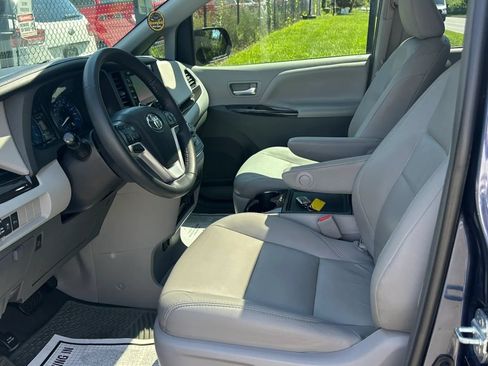Used 2018 Toyota Sienna XLE Premium FWD image 18