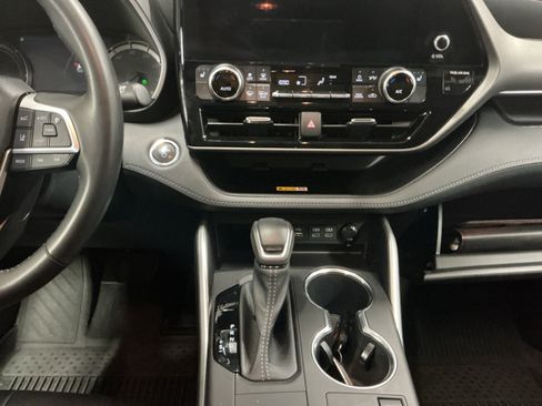 Used 2023 Toyota Highlander XLE AWD/4WD image 11