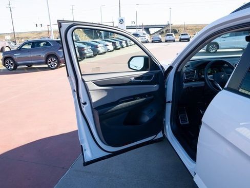 New 2026 Volkswagen Atlas Peak Edition image 11