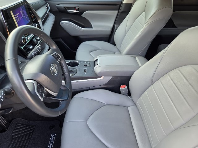 Used 2023 Toyota Highlander XLE FWD image 11