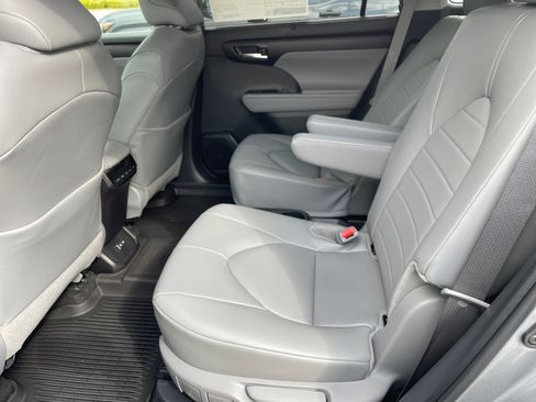New 2026 Toyota Highlander XLE image 11