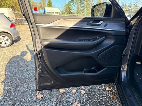 New 2025 Jeep Grand Cherokee Limited w/ Black Appearance Package image 15