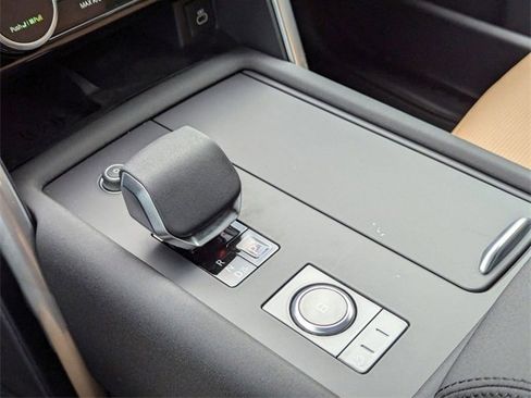 New 2025 Land Rover Discovery Dynamic SE image 9