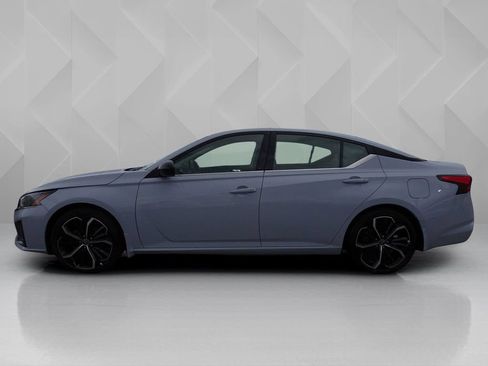 Used 2024 Nissan Altima 2.5 SR w/ SR Premium Package FWD image 2