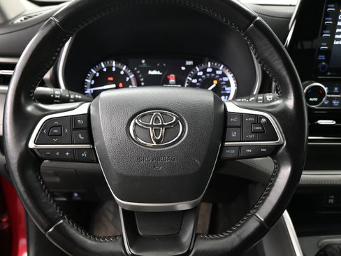 Certified 2022 Toyota Highlander XLE image 11