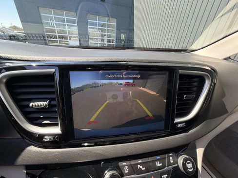 Used 2024 Chrysler Pacifica Touring-L image 17