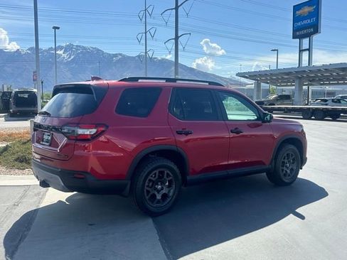 Used 2025 Honda Pilot TrailSport image 25
