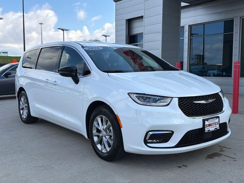 Used 2026 Chrysler Pacifica Limited FWD image 2