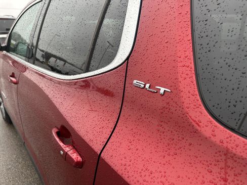 Used 2023 GMC Acadia SLT image 4