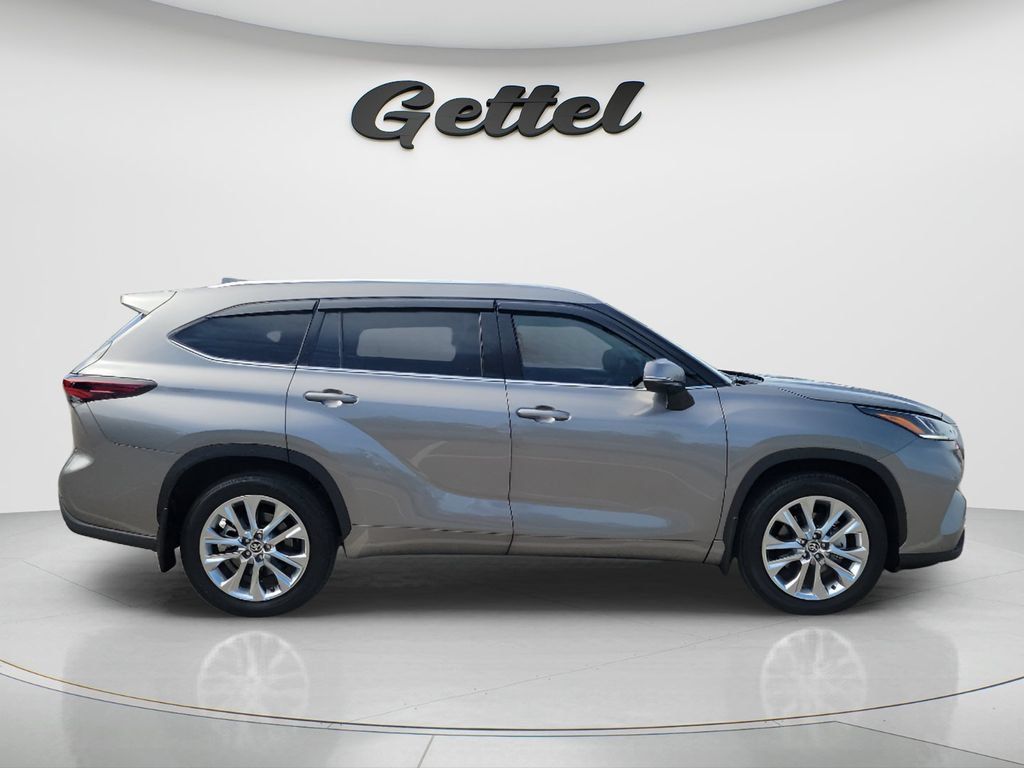 Used 2026 Toyota Highlander Limited AWD/4WD image 4