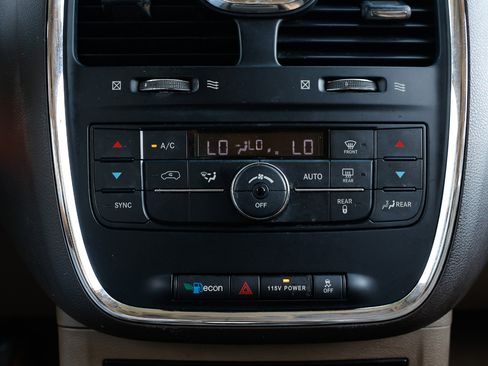 Used 2016 Chrysler Town & Country Touring image 34