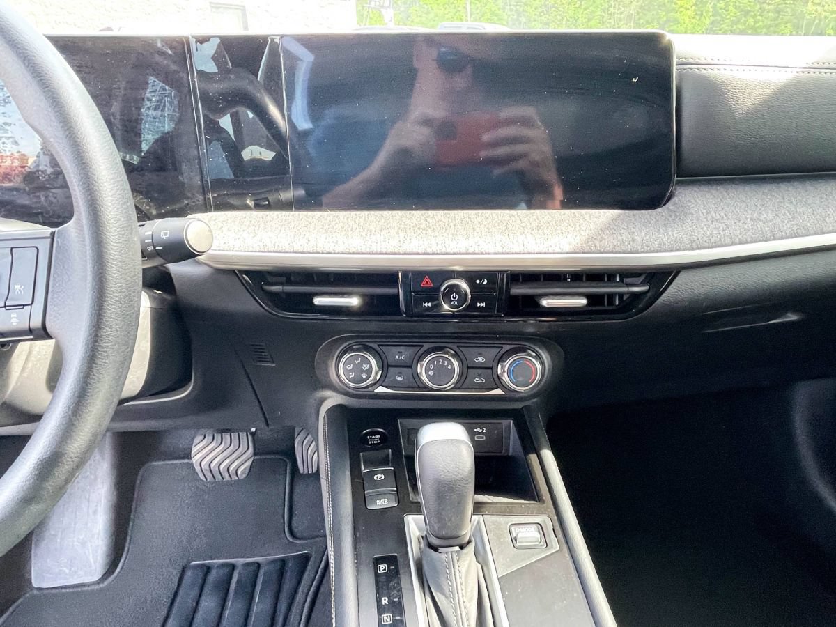 Used 2025 Nissan Kicks SV AWD/4WD image 12