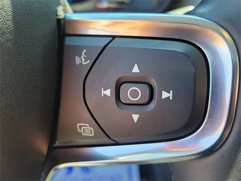 Used 2023 Volvo XC40 B5 Plus image 16