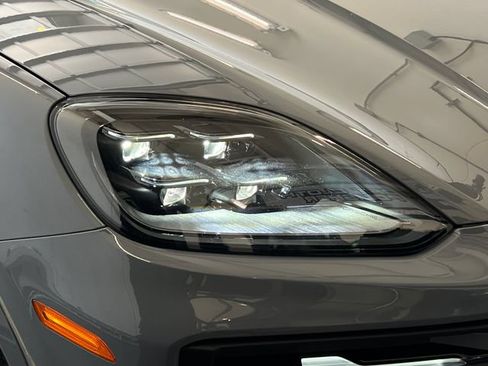 Used 2025 Porsche Cayenne S AWD/4WD image 13