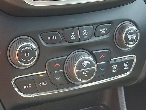 Used 2019 Jeep Cherokee Limited AWD/4WD image 15