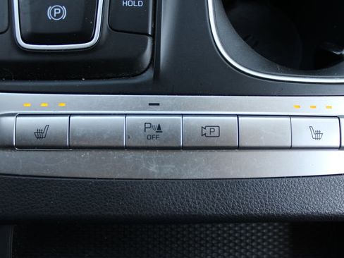 Used 2024 Kia Carnival LX FWD image 12