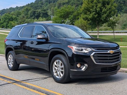 Used 2018 Chevrolet Traverse LT FWD image 2