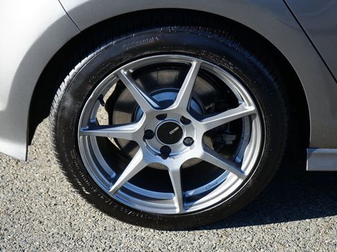 Used 2016 Volkswagen Golf R 4-Door image 10