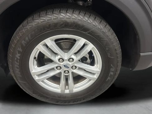 Used 2022 Ford Explorer XLT AWD/4WD image 35