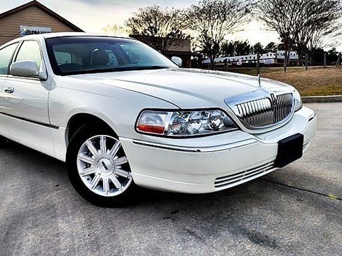 Used 2006 Lincoln Town Car Signature Limited image 2