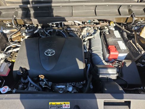 Used 2022 Toyota Highlander XLE AWD/4WD image 37