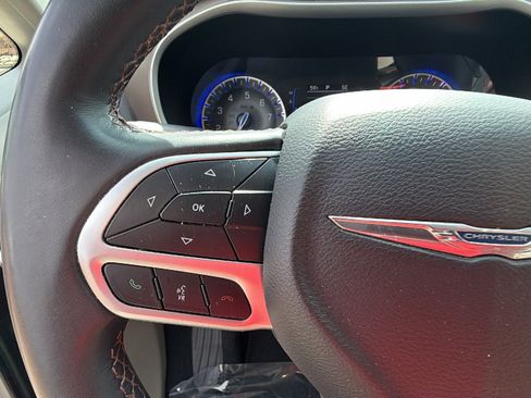 Used 2018 Chrysler Pacifica Touring-L w/ Tire & Wheel Group image 27