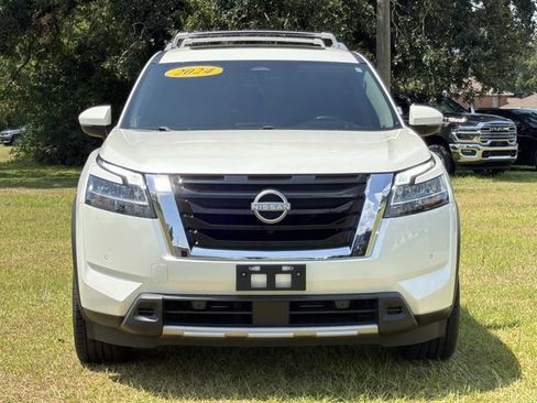 Used 2024 Nissan Pathfinder Platinum FWD image 3