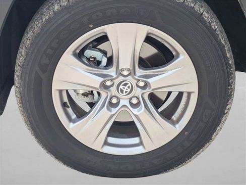 Used 2025 Toyota RAV4 XLE AWD/4WD image 15