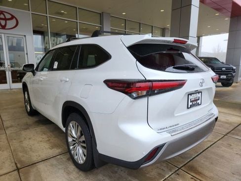New 2026 Toyota Highlander Platinum image 9