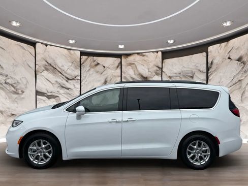 Used 2022 Chrysler Pacifica Touring-L image 6