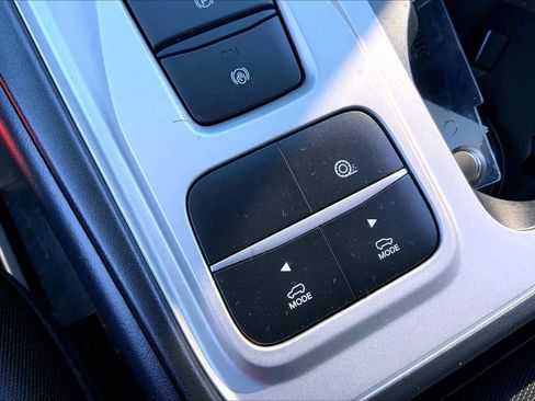 Used 2022 Ford Explorer XLT image 32