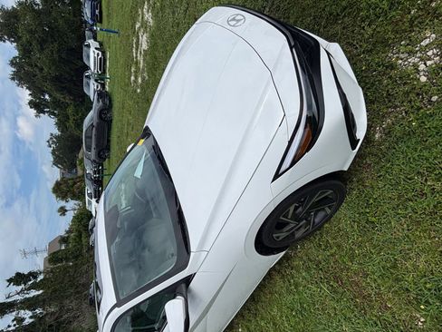 Used 2025 Hyundai Elantra Limited FWD image 18