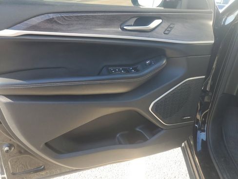 Used 2022 Jeep Grand Cherokee L Limited w/ Black Appearance Package image 15